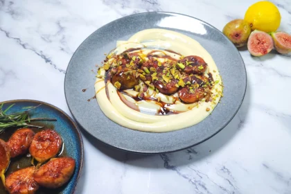 caramelised figs with balsamic glaze and pistachios on mascarpone