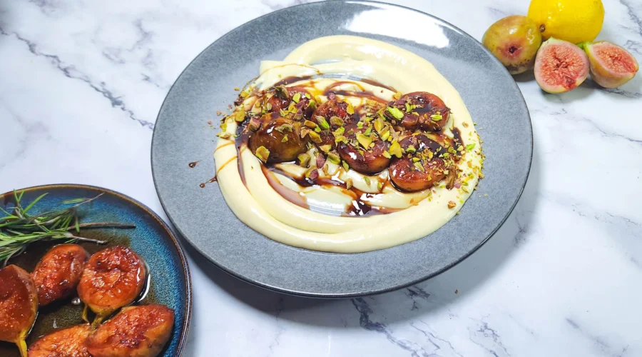 caramelised figs with balsamic glaze and pistachios on mascarpone